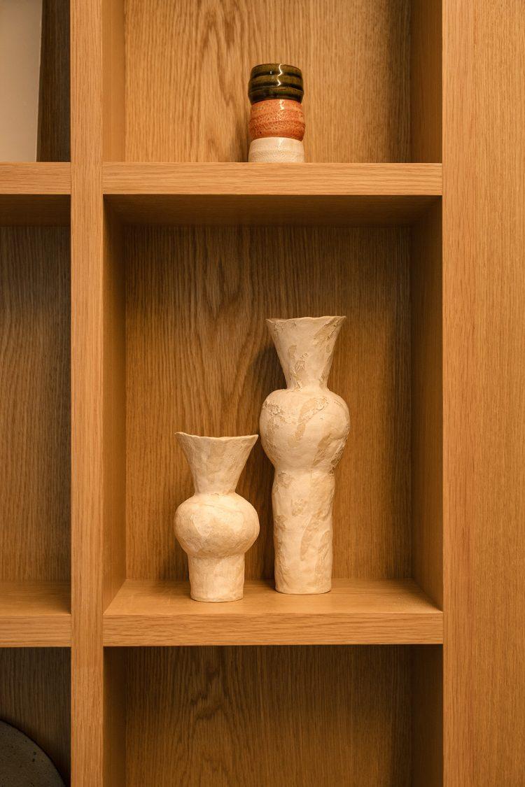 棚で物撮りも(展示物は時期により異なります)