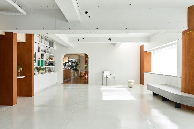 白基調の現代的なギャラリーのようなアトリエ空間