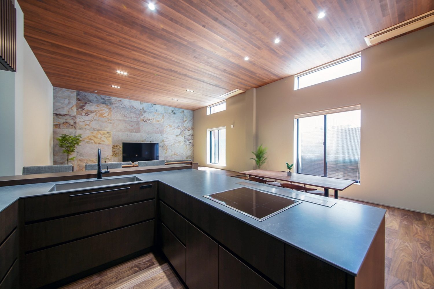 昇降式のレンジフード付き