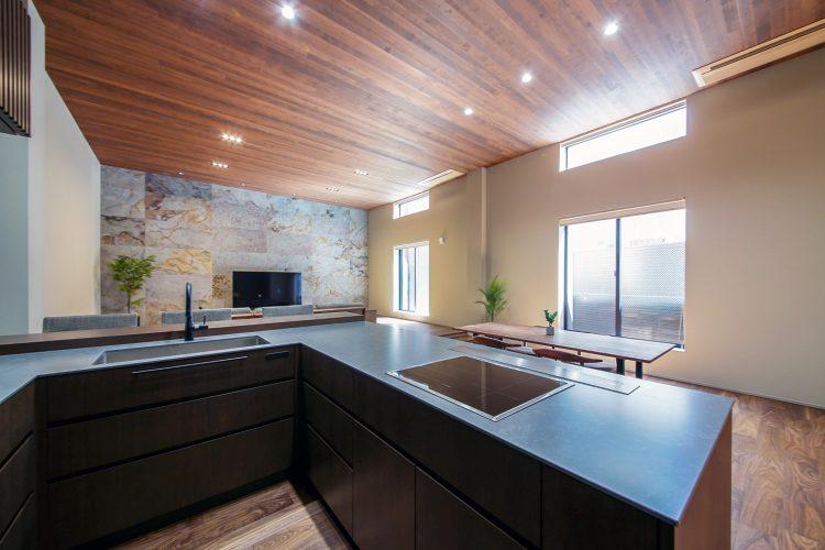 昇降式のレンジフード付き