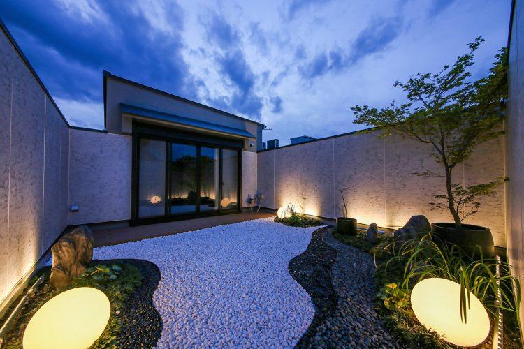 ライティングにこだわった屋上庭園