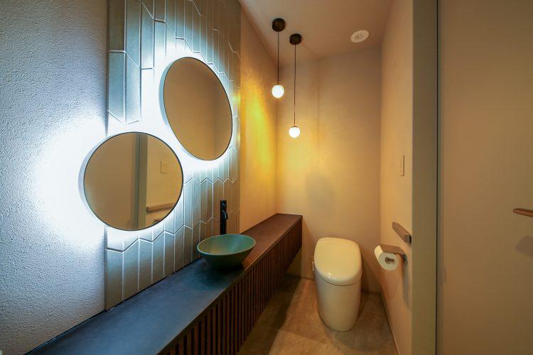 正面とサイドから撮影可能なトイレ