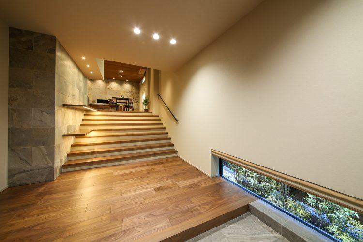 地窓のあるエントランスホール