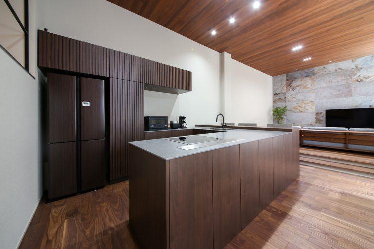 縦格子の棚が印象的なカウンターキッチン