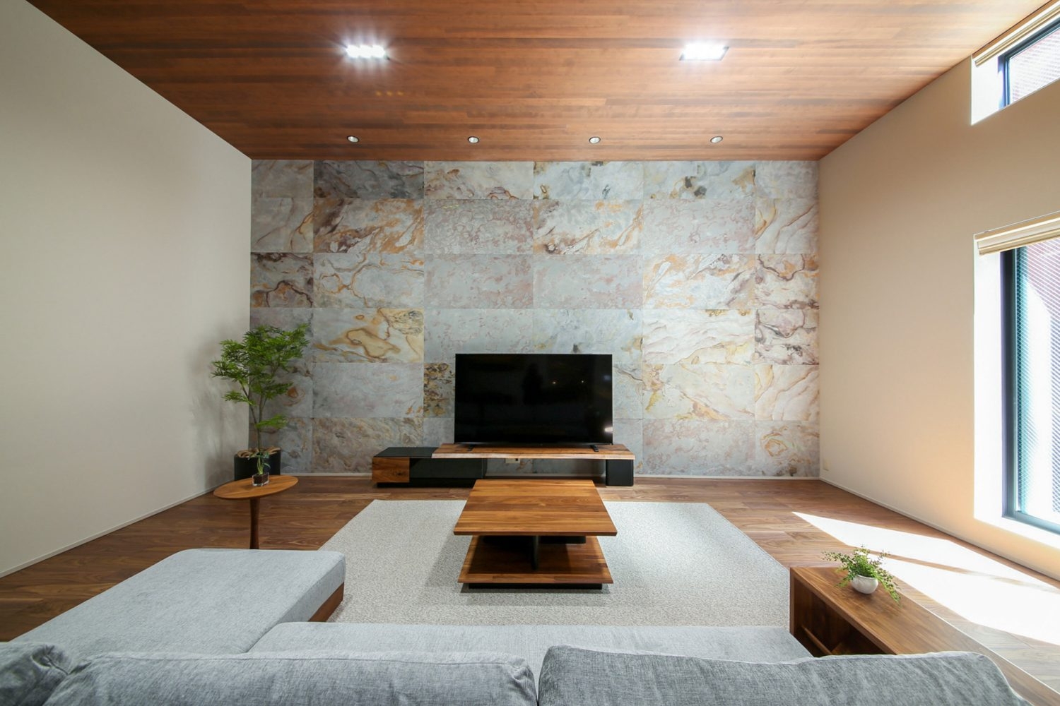 天然石調の壁面が印象的なリビング
