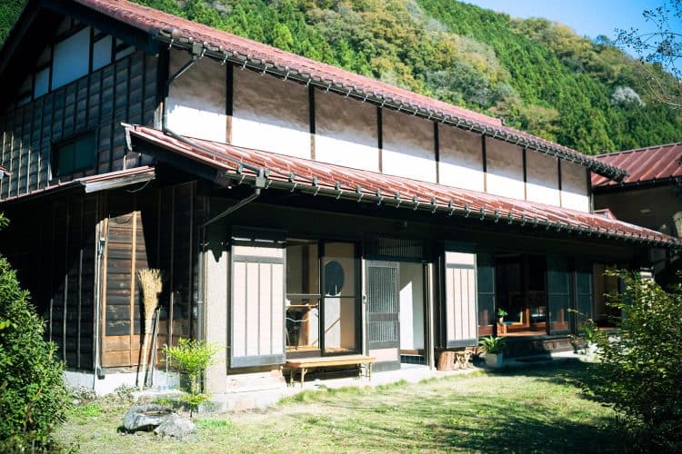 江戸時代から続く、芝生の庭に面した昔ながらの古民家