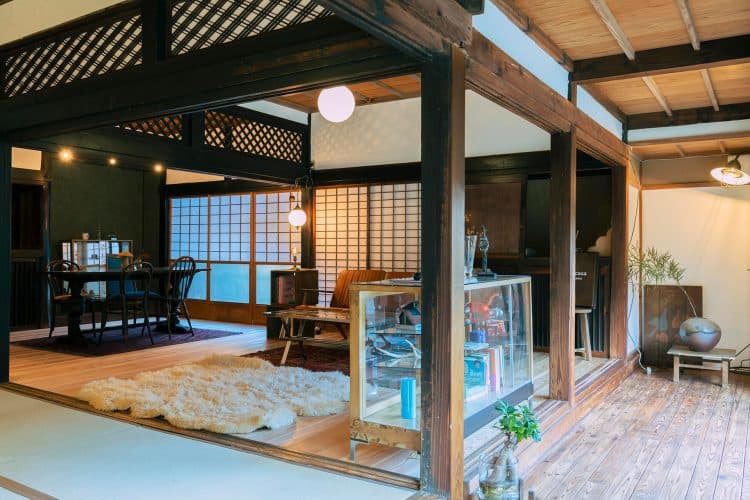 味わいのある梁や柱が印象的なリビングダイニング