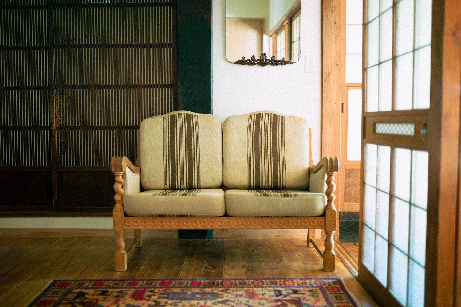 キッチン横にはソファが