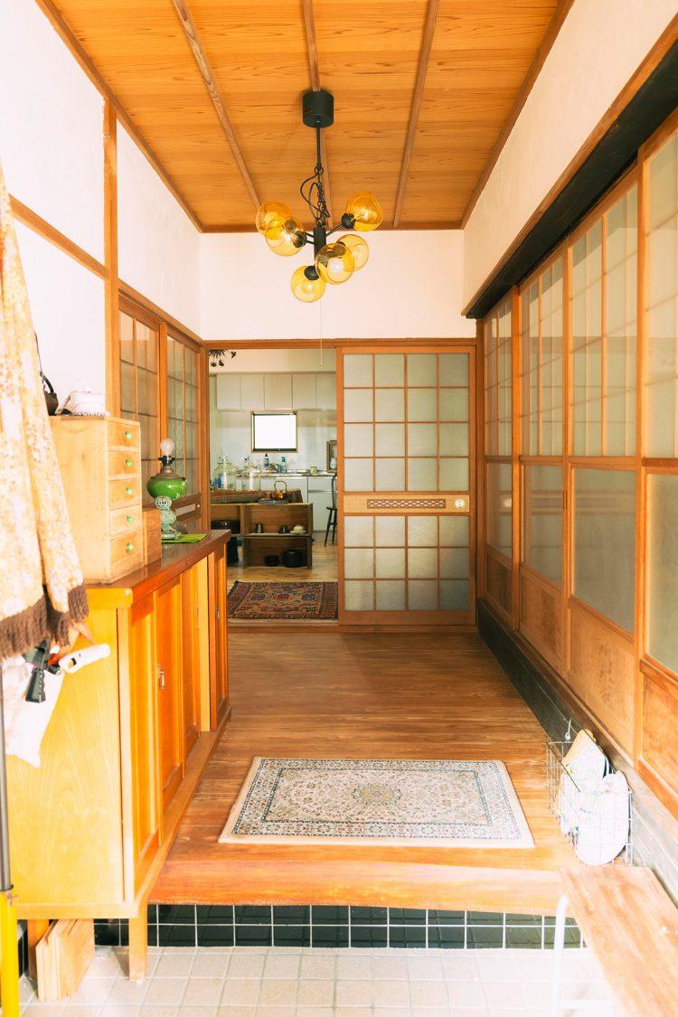 玄関側から見た室内