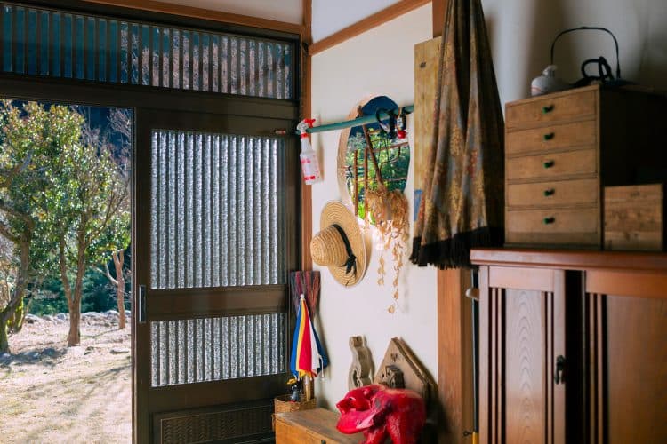 庭に面した玄関で外出や帰宅シーンなどの撮影も