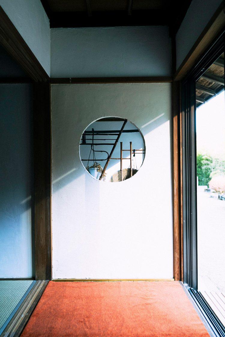 和室2と玄関の間にある飾り窓