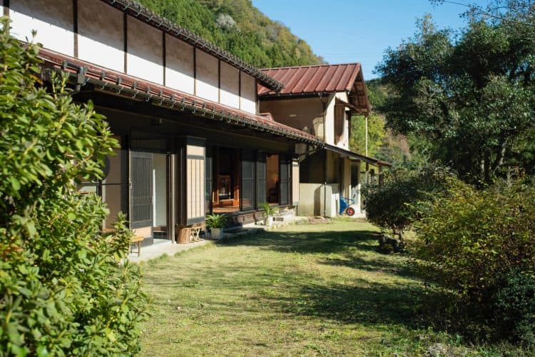 芝生の庭・家屋・山のレイヤーで撮影可能