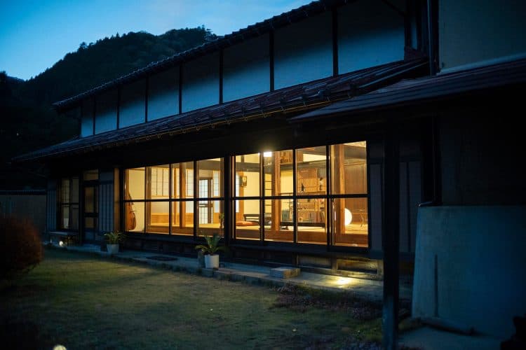 昼と異なる表情の夜の古民家 / 24時間撮影可能