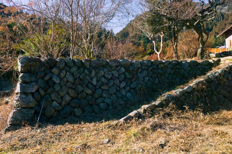 家屋からスロープを降りて石垣下のエリアへ