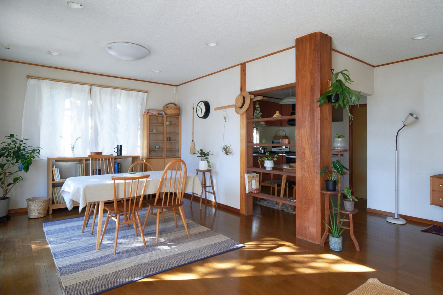 1F ダイニングからキッチンに続く棚は取り外し可能