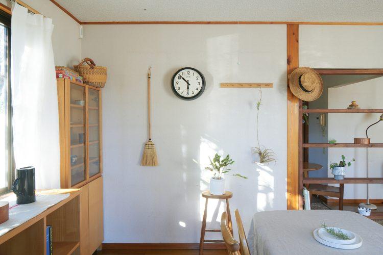 1F 西の窓からやわらかい自然光が差し込む