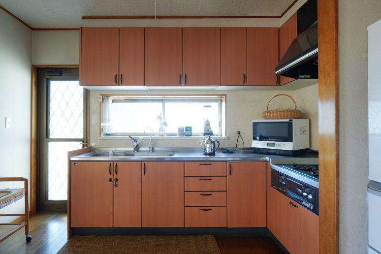 1F L字型キッチン正面より