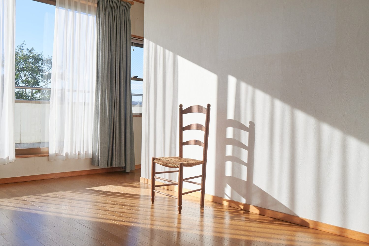 2F 朝日の差し込む洋室