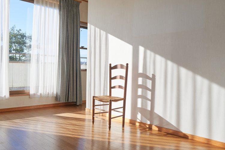 2F 朝日の差し込む洋室