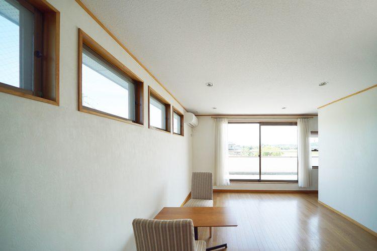 2F 窓が多く明るい洋室