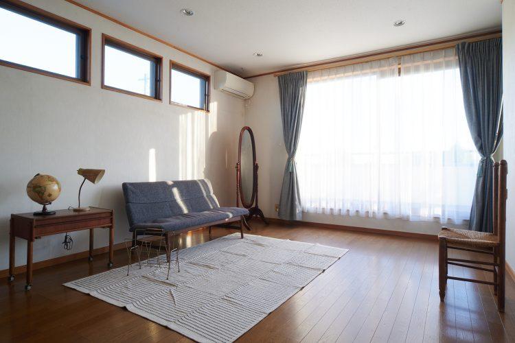 2F 洋室は午後日差しが差し込む