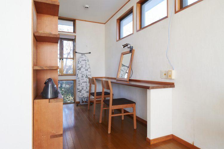 2F 洋室にあるメイクスペース