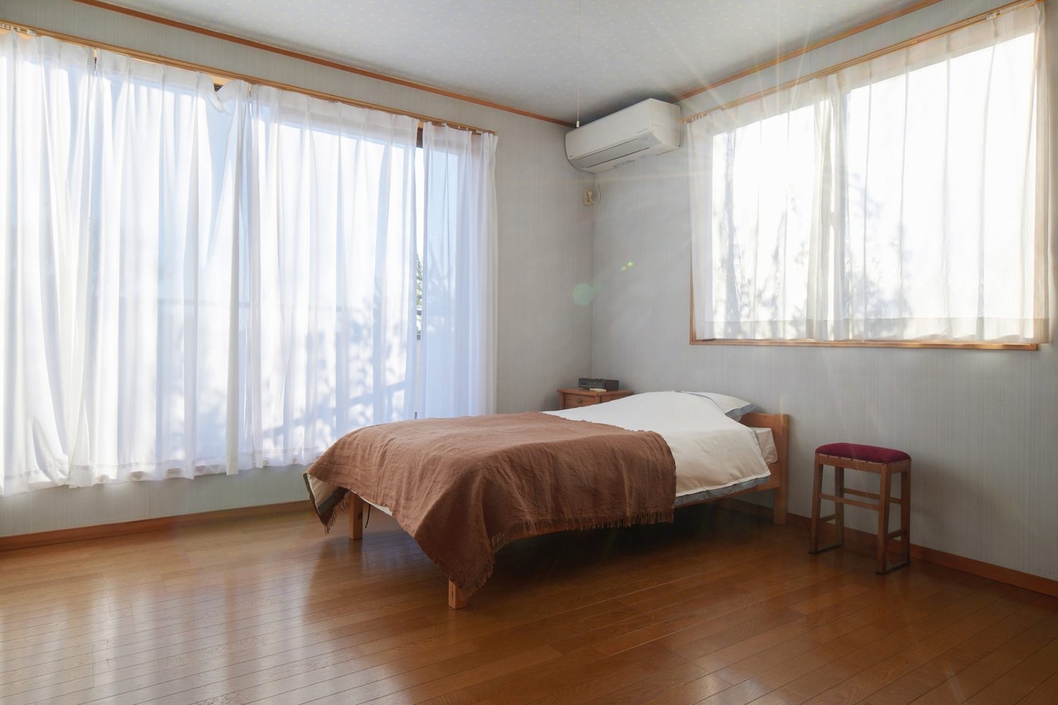 2F 2面採光のベッドルーム