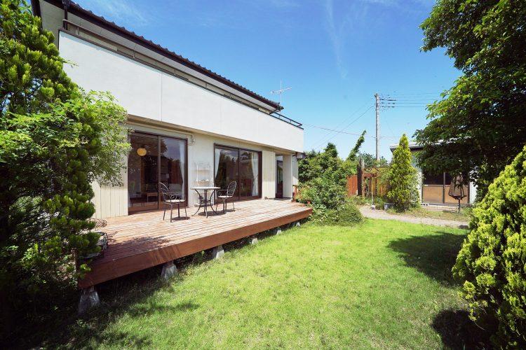 ウッドデッキと芝生の庭