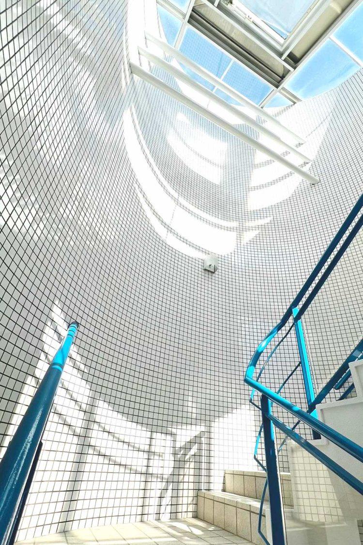 タイル張りの階段と天窓