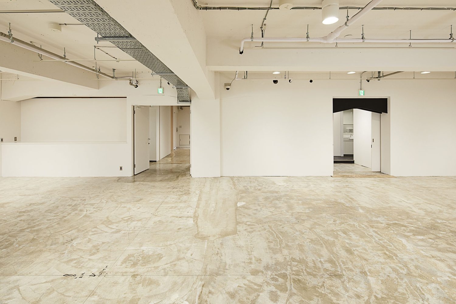 メイン出入口ともうひとつの出入口