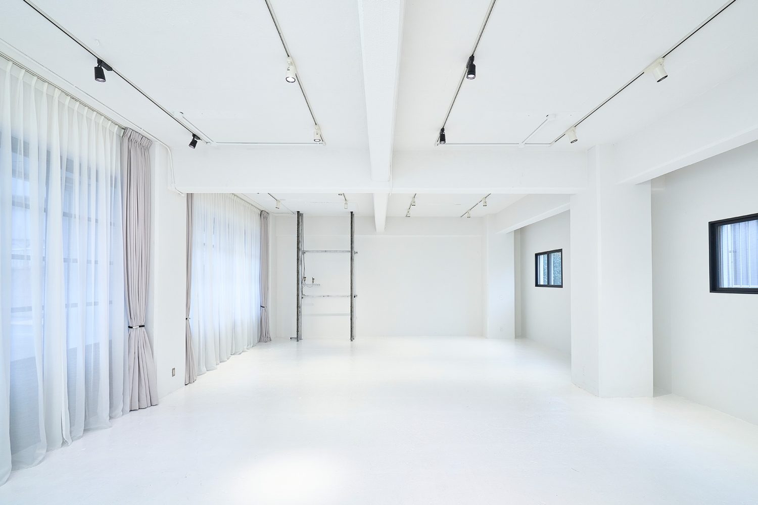 天井高3.6m 両面から入る自然光