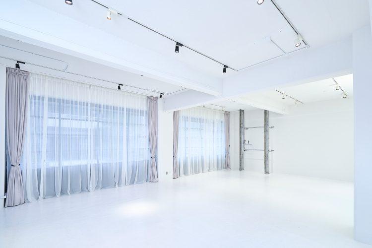 レースカーテンがやわらかな光を演出