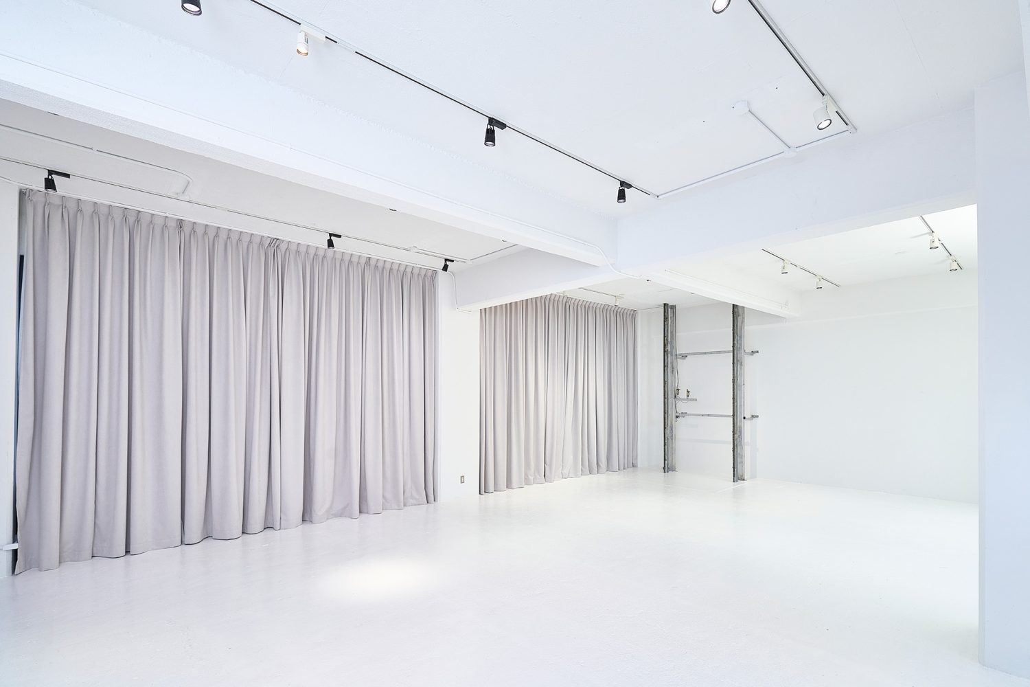 北側全面の遮光カーテン