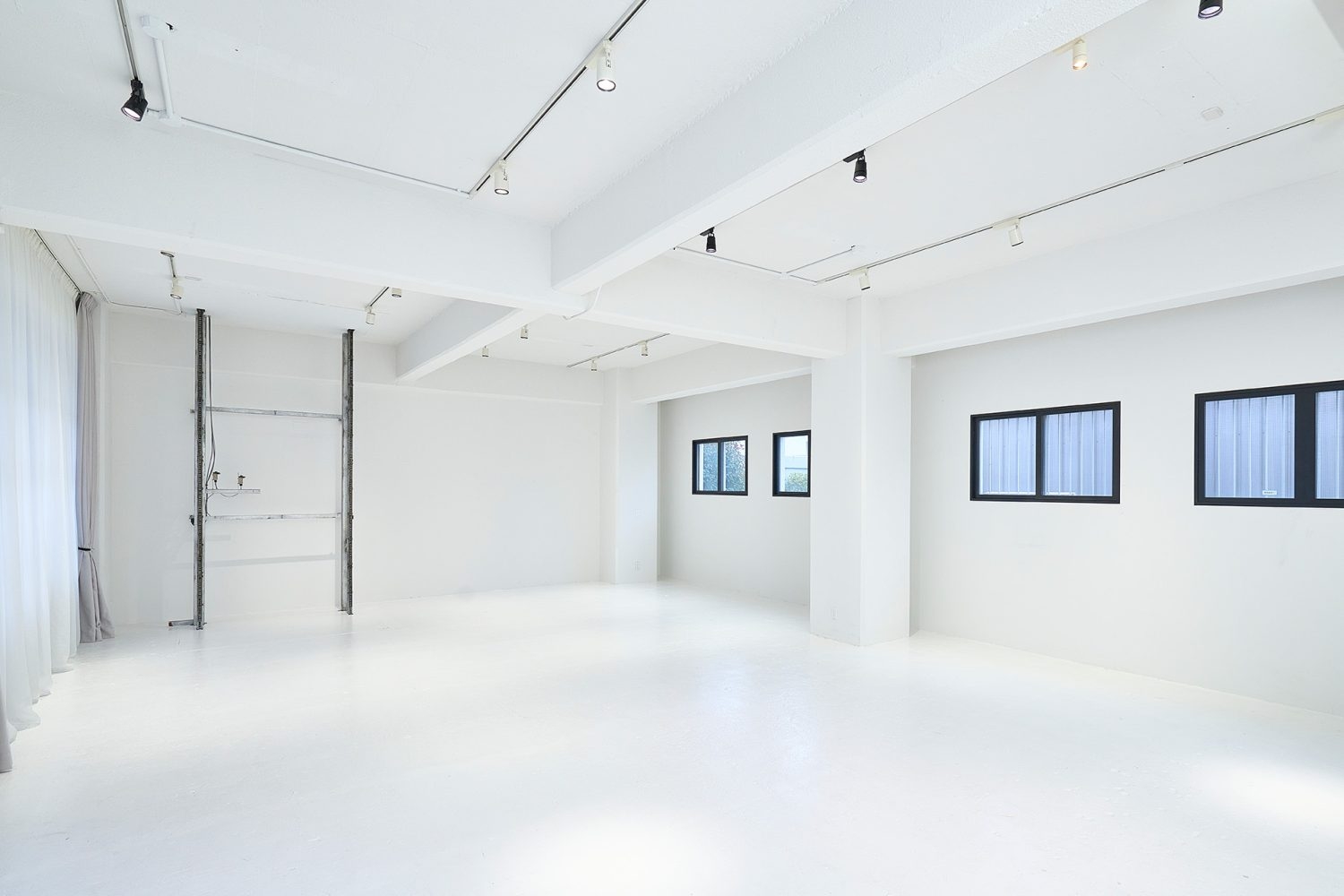 シャビーな雰囲気の旧エレベーターレール