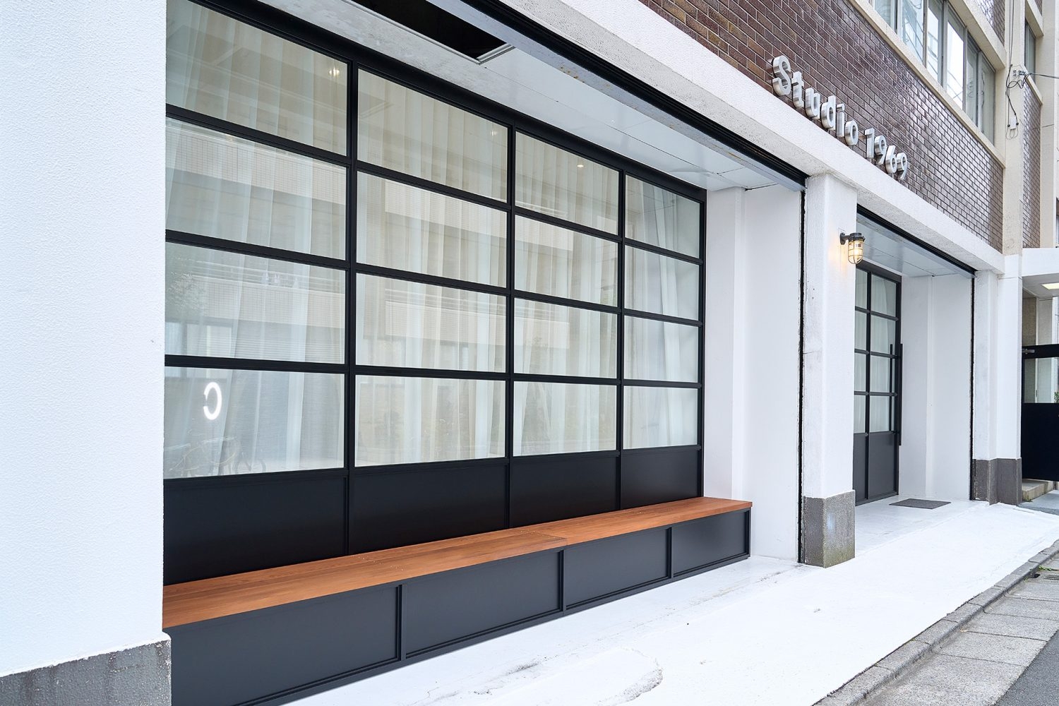 入口向かって左側にはベンチスペース