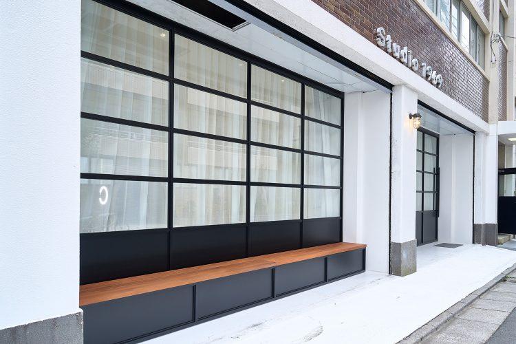 入口向かって左側にはベンチスペース