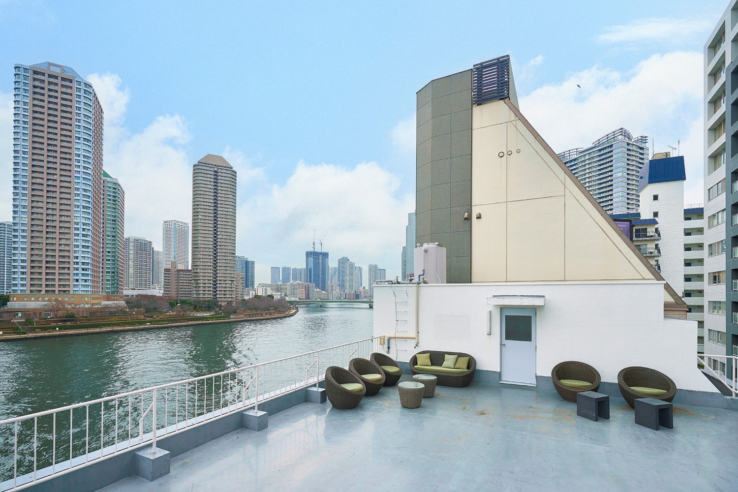 オプション:都会を抜けるルーフトップ(有料)