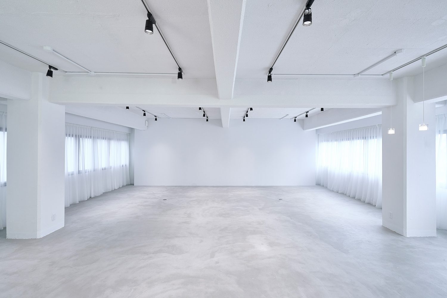 両面の窓からたっぷり差し込む自然光