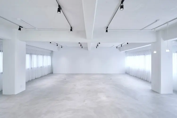 両面の窓からたっぷり差し込む自然光