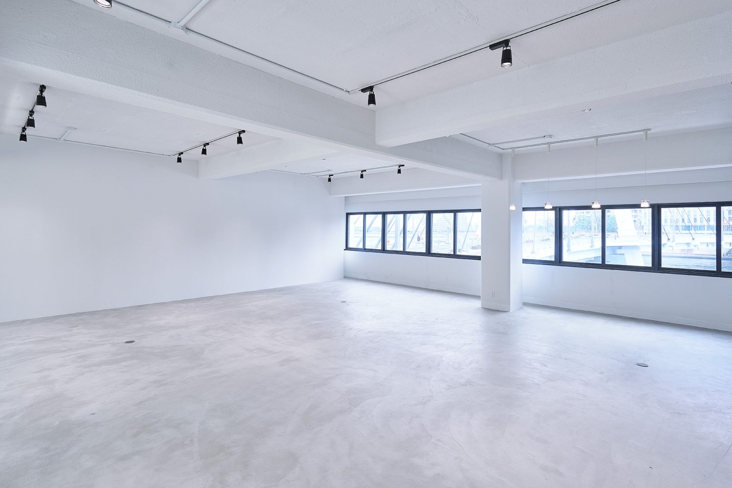 南側窓から隅田川を臨む