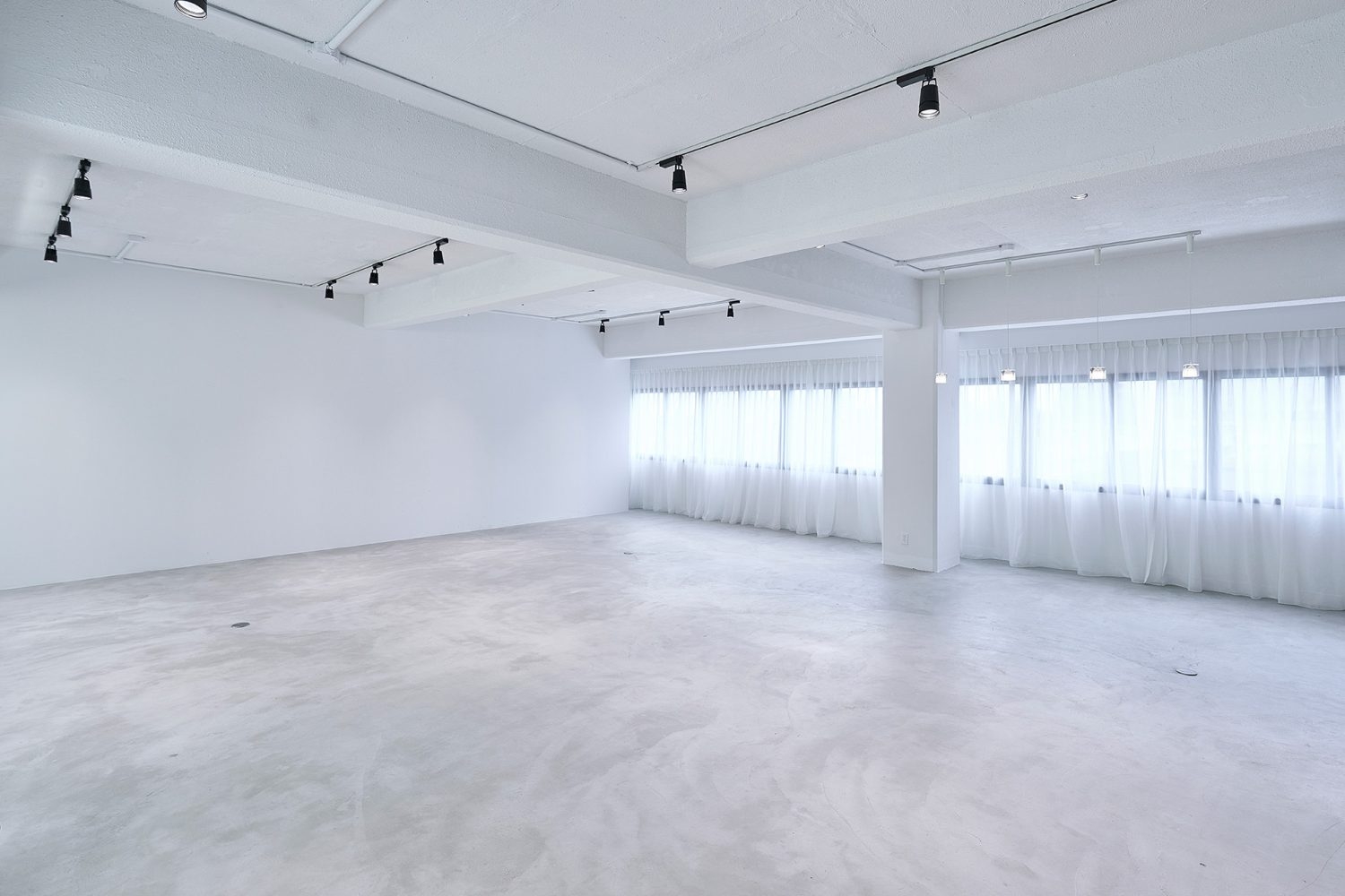 やわらかな光を演出するレースカーテン