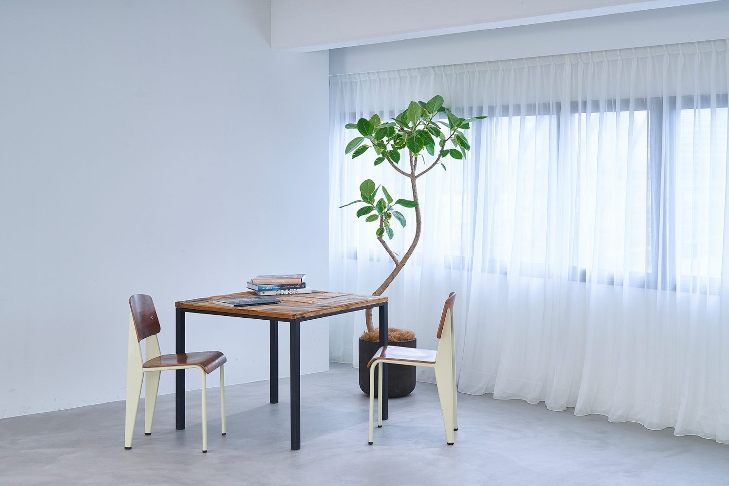 窓際に家具を配置した演出も