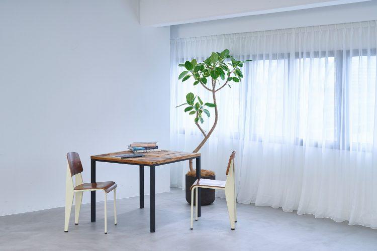 窓際に家具を配置した演出も