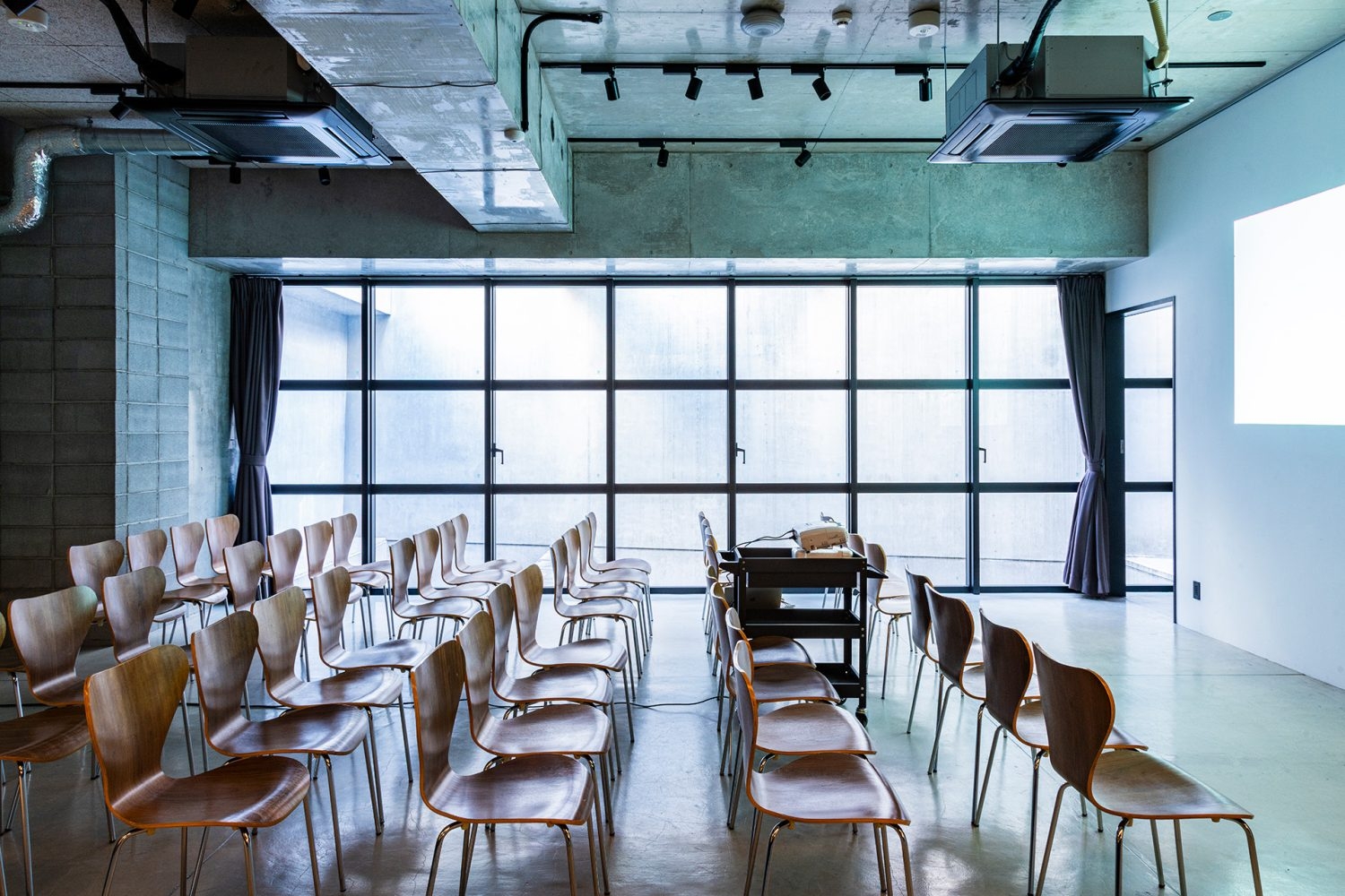 全面遮光も可能、セミナー利用にも最適