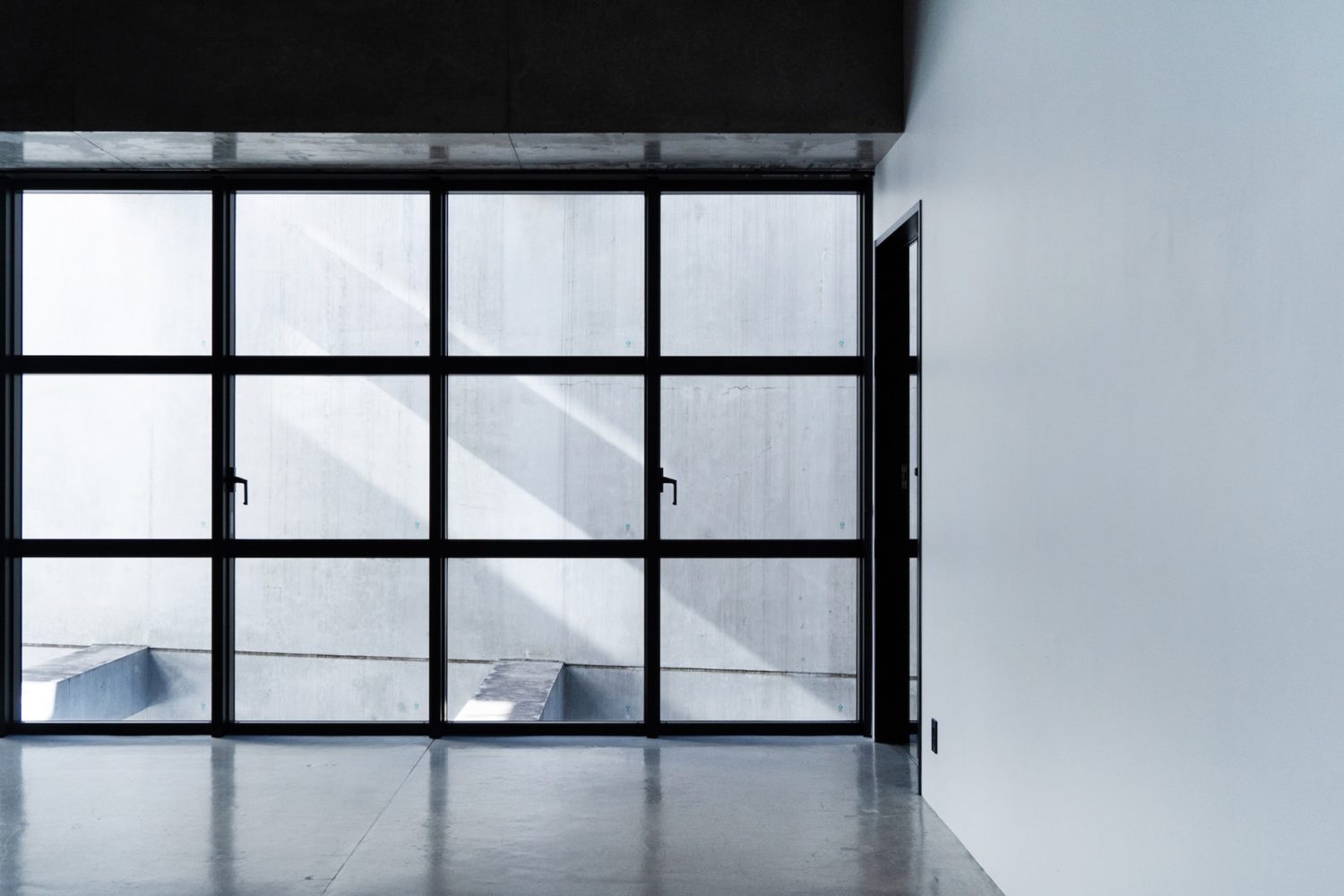 自然光での撮影も可能な白壁