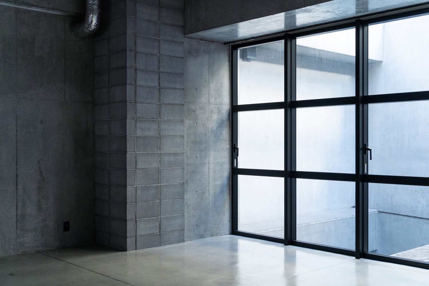 直射が差し込むコンクリート壁