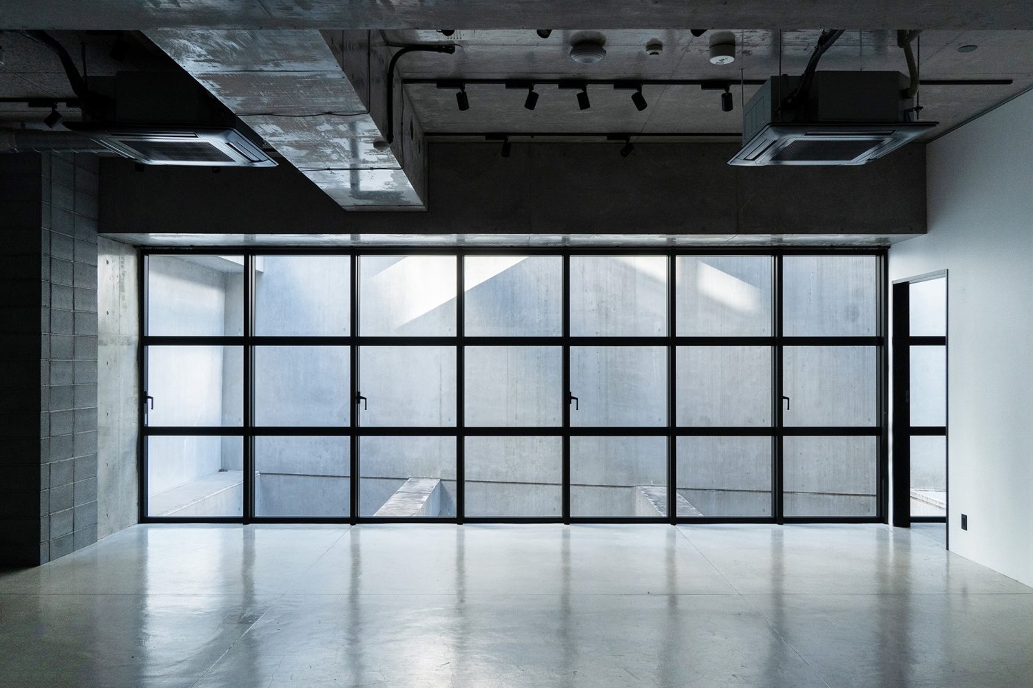 開放的な窓のある多目的スペース