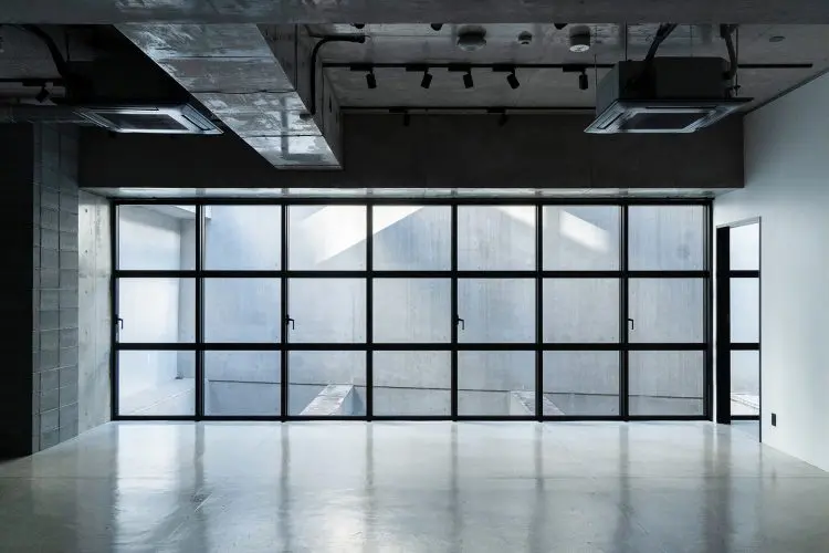 開放的な窓のある多目的スペース