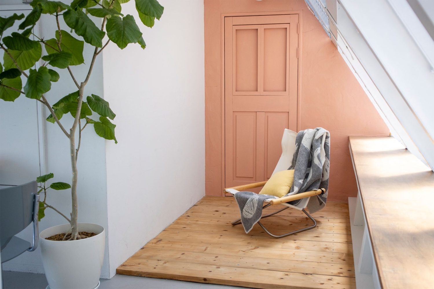 優しいピンクのフェイクのドアと古材床