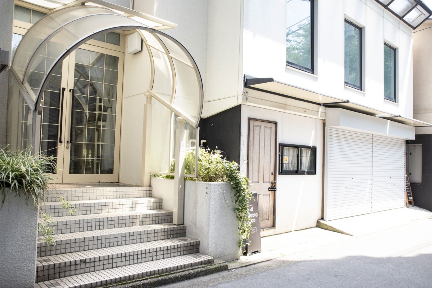 スタジオ入り口 シャッターのガレージ